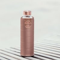 Equa Mismatch Bronze Trinkflasche aus Glas 750 ml mit Kunstlederhülle und Metalltragegriff