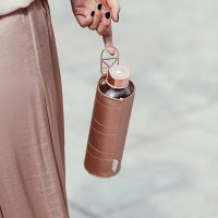 Equa Mismatch Trinkflasche aus Glas 750 ml mit Kunstlederhülle und Metalltragegriff