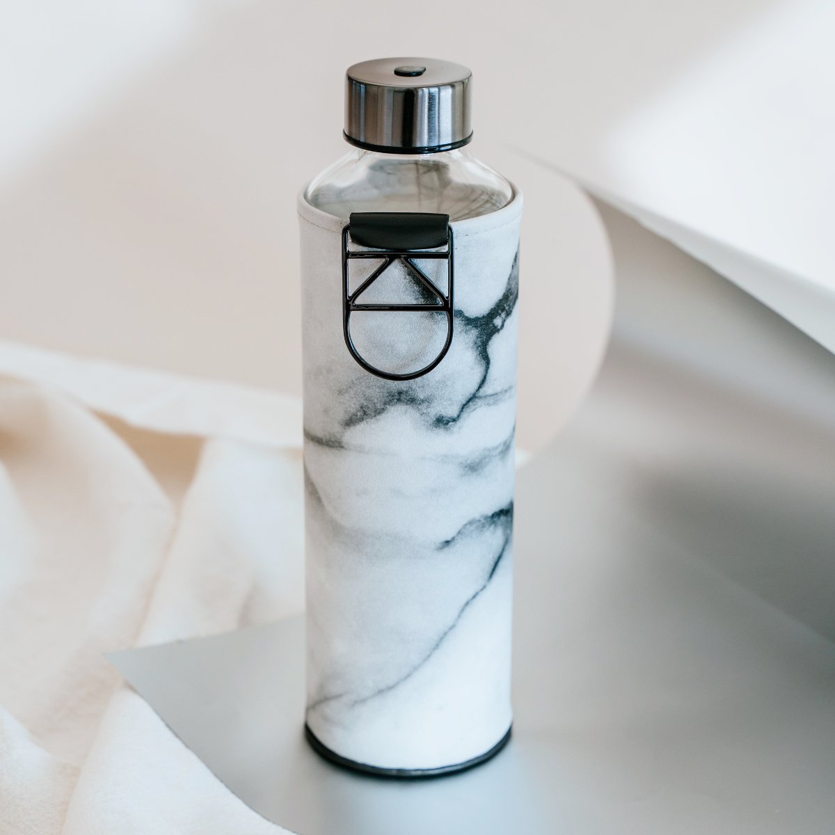 EQUA Mismatch Borraccia In Vetro Borosilicato 750 Ml - Con Coperchio In Acciaio E Guaina In Feltro
