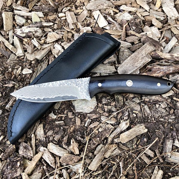 Böker Magnum Vernery Damast Knife Freizeitmesser mit Lederscheide